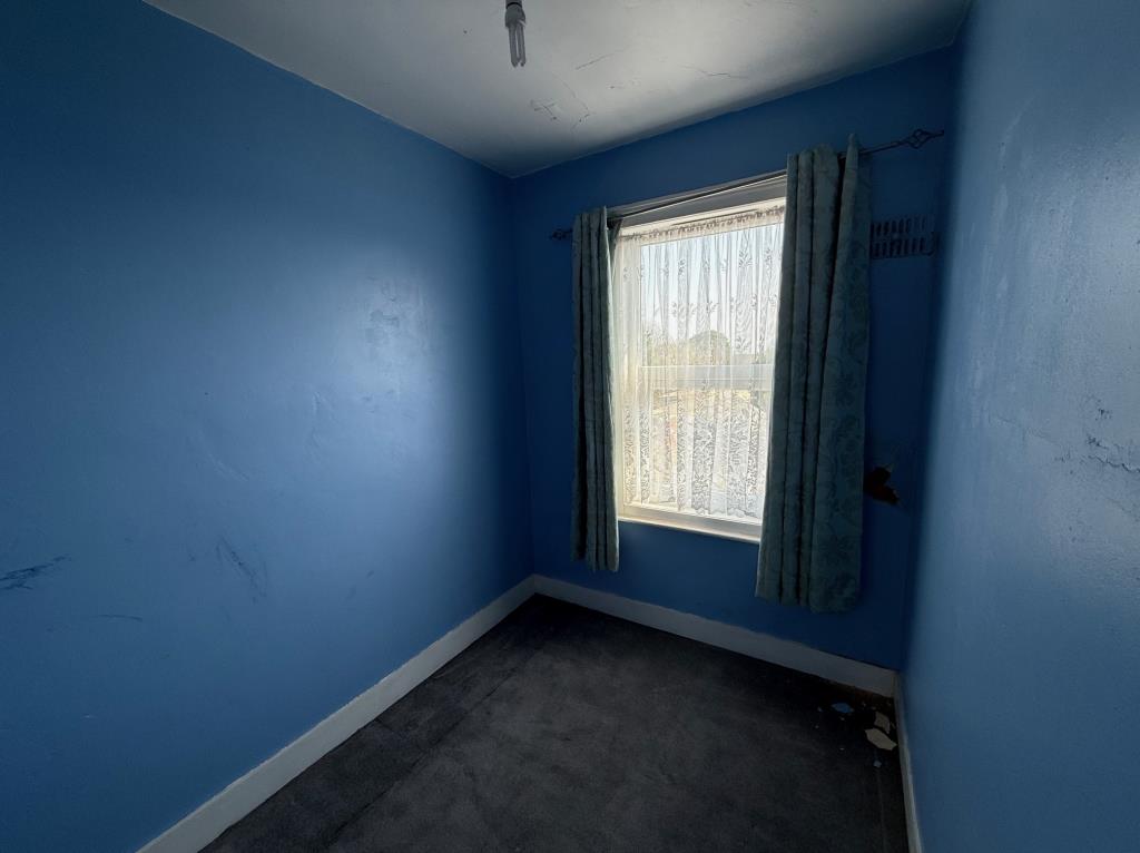 Lot: 90 - ESTABLISHED MID-TERRACE HOUSE FOR IMPROVEMENT - Bedroom 3 with double glazed window to rear